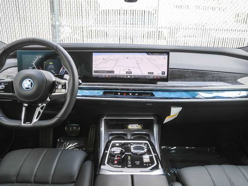 Used 2026 BMW 750e xDrive w/ Premium Package image 9