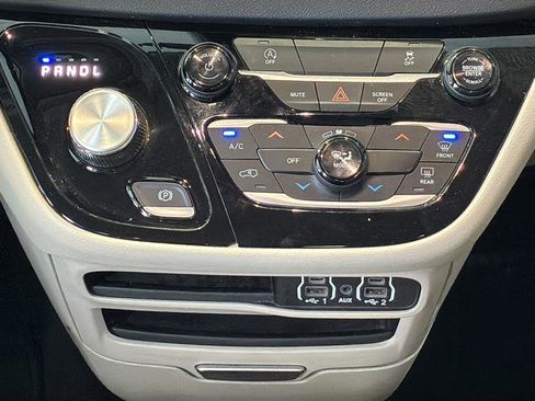 Used 2021 Chrysler Voyager Lxi FWD image 30