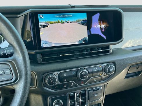 Used 2025 Jeep Gladiator Sport image 13