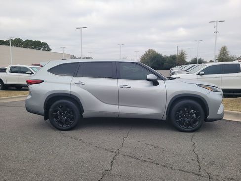 Used 2023 Toyota Highlander LE image 2