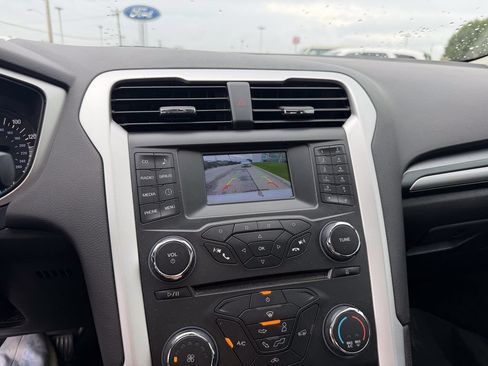 Used 2015 Ford Fusion SE FWD image 19