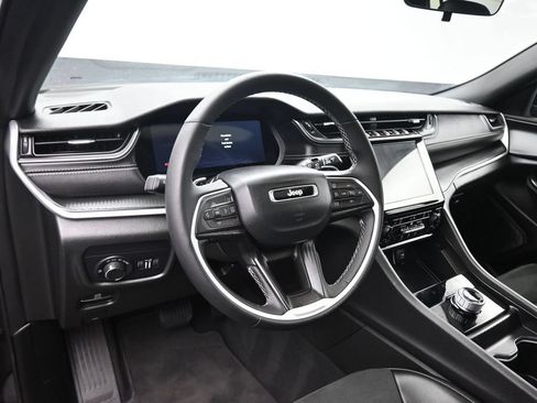 Used 2025 Jeep Grand Cherokee L Altitude AWD/4WD image 13