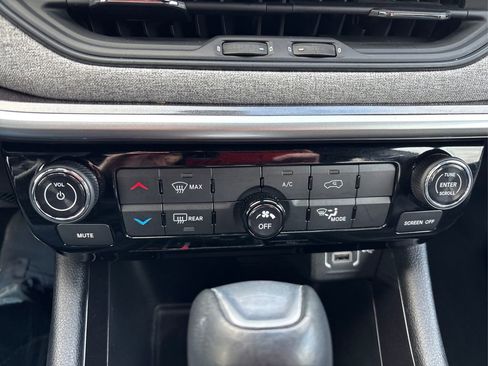 Used 2023 Jeep Compass Latitude image 28