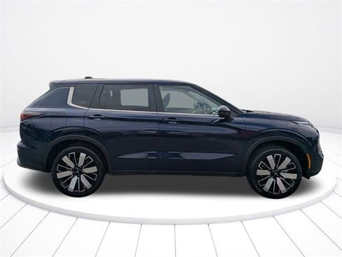 New 2025 Mitsubishi Outlander SE image 2