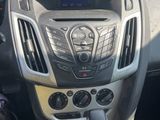 Used 2013 Ford Focus SE w/ SE Winter Pkg image 3