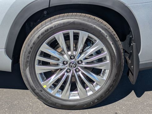 New 2025 Toyota Highlander Platinum image 10