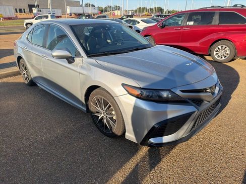 Used 2021 Toyota Camry SE image 2