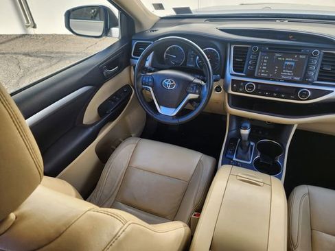 Used 2016 Toyota Highlander XLE image 11