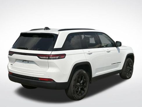 Used 2025 Jeep Grand Cherokee Altitude AWD/4WD image 6
