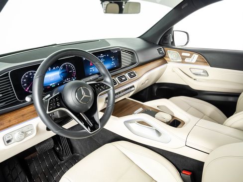 Used 2025 Mercedes-Benz GLE 450e 4MATIC image 4