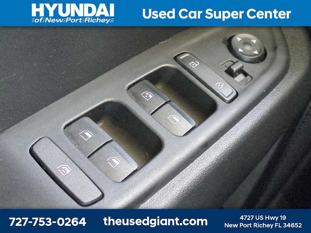 Certified 2025 Hyundai Venue SEL FWD image 24