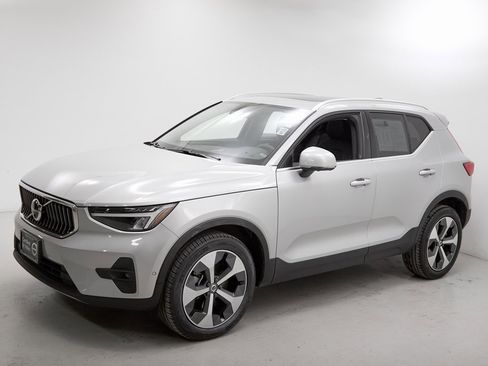 Used 2023 Volvo XC40 B5 Ultimate w/ Protection Package Premier image 6