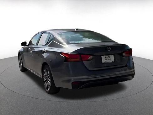 Used 2025 Nissan Altima 2.5 SV FWD image 14