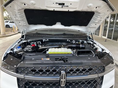 Used 2025 Lincoln Navigator Reserve w/ Jet Appearance Package image 13