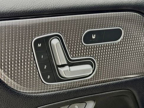 Certified 2022 Mercedes-Benz GLB 250 4MATIC image 18