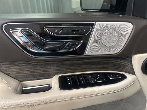 Used 2020 Lincoln Navigator Black Label w/ Cargo Convenience Package image 9