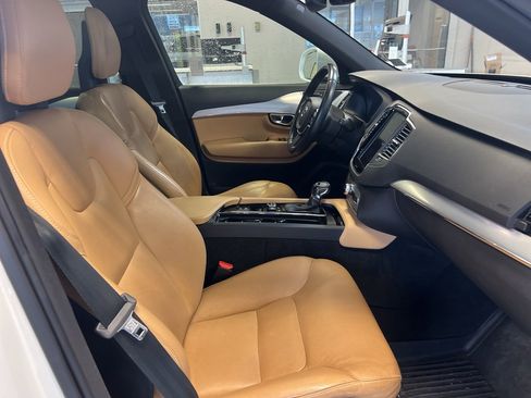 Used 2017 Volvo XC90 T6 Momentum w/ Vision Package image 6