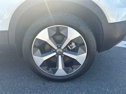 Certified 2025 Volvo XC40 B5 Plus AWD/4WD image 9