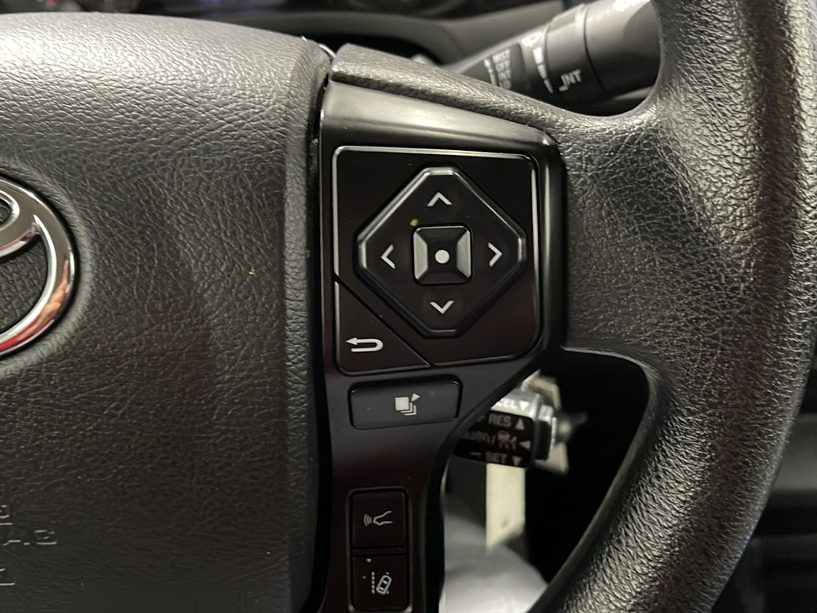 Used 2021 Toyota Tacoma SR AWD/4WD image 7
