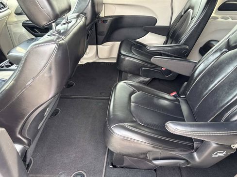 Used 2023 Chrysler Pacifica Touring-L FWD image 14