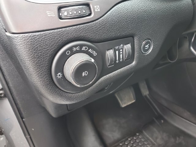Used 2021 Jeep Cherokee Limited AWD/4WD image 21