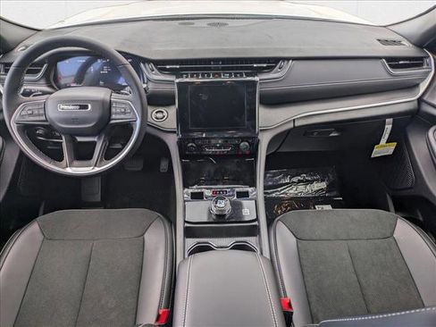 New 2025 Jeep Grand Cherokee L Laredo image 14