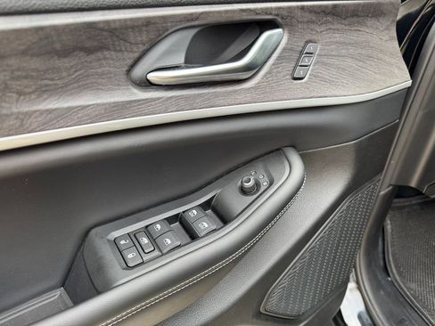 Used 2023 Jeep Grand Cherokee Limited w/ Black Appearance Package image 16