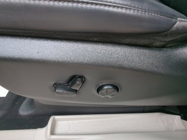 Used 2023 Chrysler Pacifica Touring-L FWD image 11