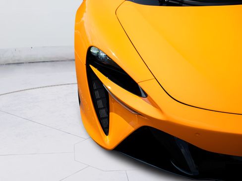 Used 2025 McLaren Artura Spider RWD image 10