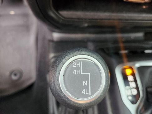 Used 2023 Jeep Gladiator Sport image 9