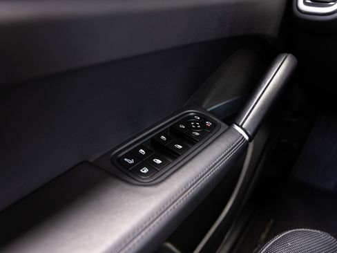 Certified 2023 Porsche Cayenne Turbo S AWD/4WD image 21