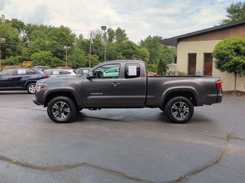 Used 2019 Toyota Tacoma TRD Sport w/ TRD Premium Sport Package AWD/4WD image 8
