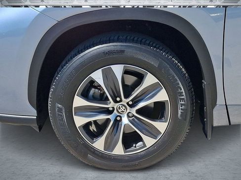 Used 2023 Toyota Highlander XLE AWD/4WD image 9