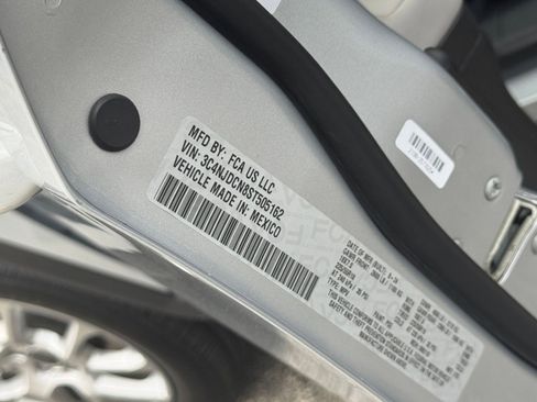 Used 2025 Jeep Compass Limited image 29