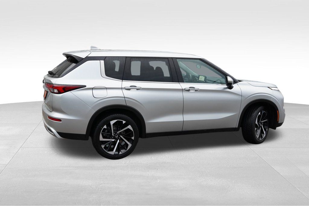 Used 2024 Mitsubishi Outlander SE AWD/4WD image 4