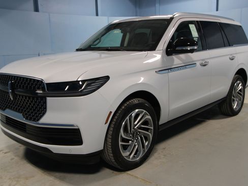 New 2026 Lincoln Navigator Reserve AWD/4WD image 26