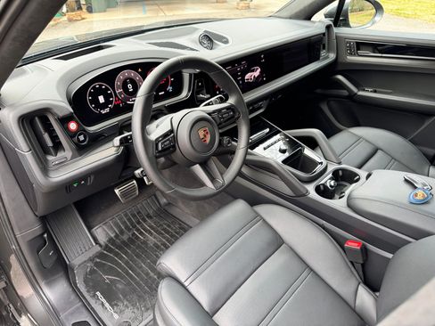 Used 2025 Porsche Cayenne GTS AWD/4WD image 14