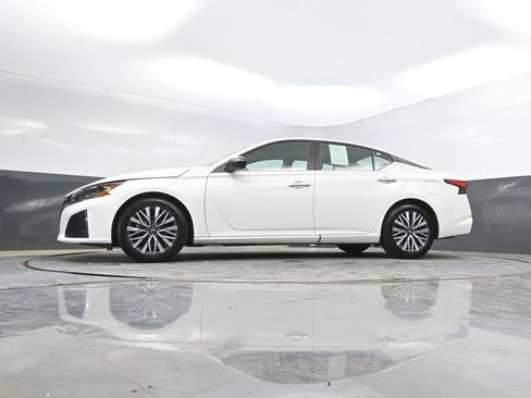 Used 2025 Nissan Altima 2.5 SV FWD image 32