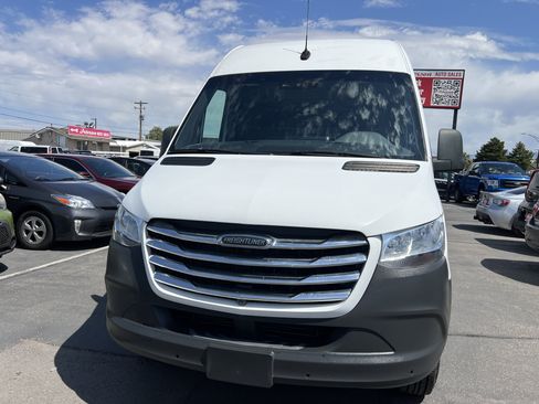 Used 2021 Freightliner Sprinter 2500 RWD image 3
