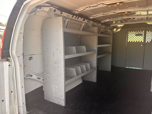 Used 2018 Chevrolet Express 2500 Extended RWD image 10