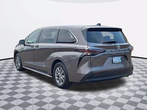 Used 2024 Toyota Sienna LE FWD image 4