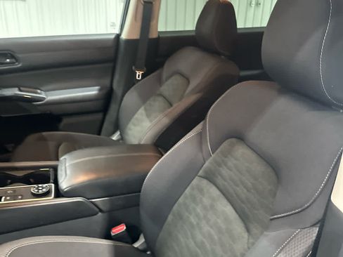 Used 2025 Nissan Pathfinder SV AWD/4WD image 18