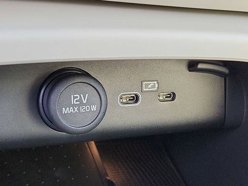 Used 2025 Volvo XC40 B5 Ultra w/ Protection Package Premier image 25