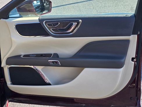 Used 2017 Lincoln Continental Select w/ Climate Package image 4