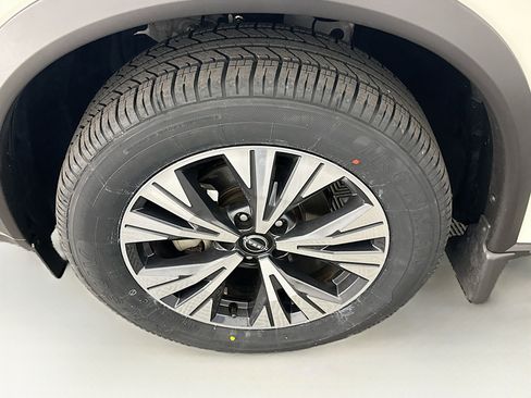 Used 2023 Nissan Rogue SV image 11