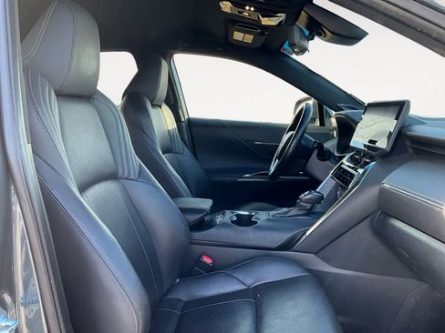 Used 2021 Toyota Venza Limited image 17