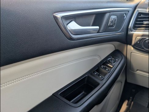 Used 2022 Ford Edge Titanium AWD/4WD image 18