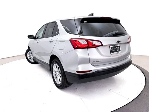 Used 2021 Chevrolet Equinox LS w/ LS Convenience Package FWD image 2