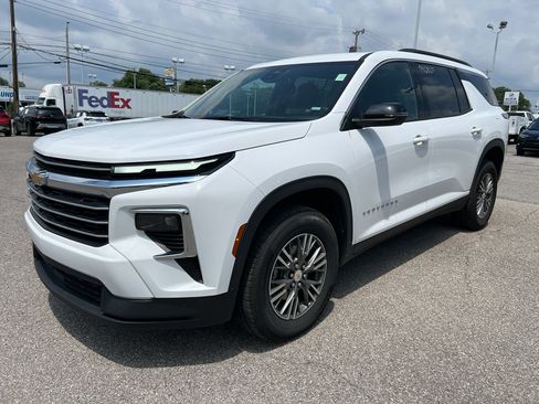 Used 2025 Chevrolet Traverse LT AWD/4WD image 1