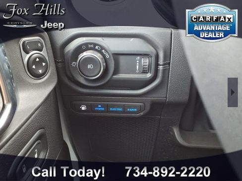 Used 2025 Jeep Wrangler Unlimited Sahara w/ Safety Group AWD/4WD image 16